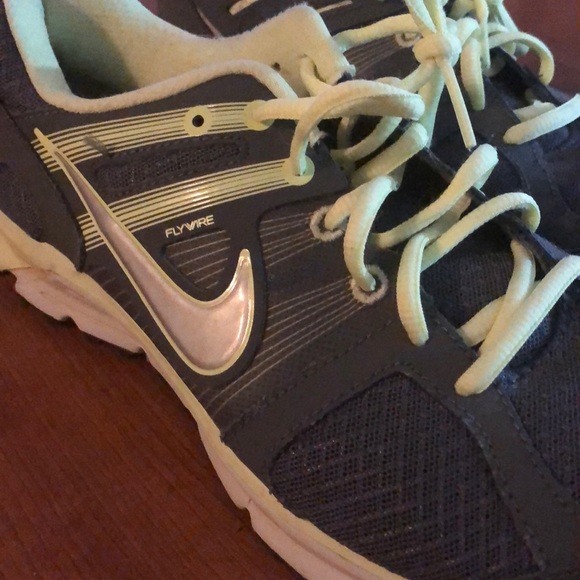 9.5 women’s Nike shoes - Picture 2 of 3